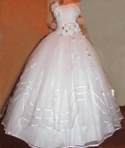 свадебное платье и короткая шуба